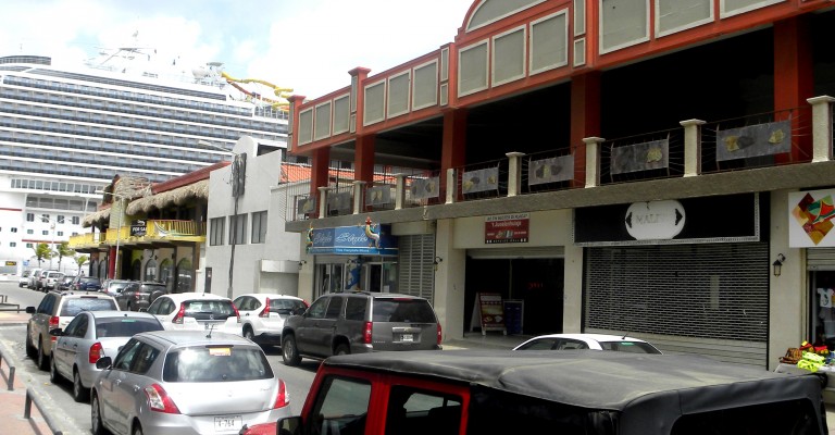 Bayside Mall in Oranjestad