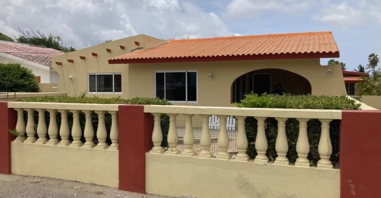 House with apartments in Wayaca