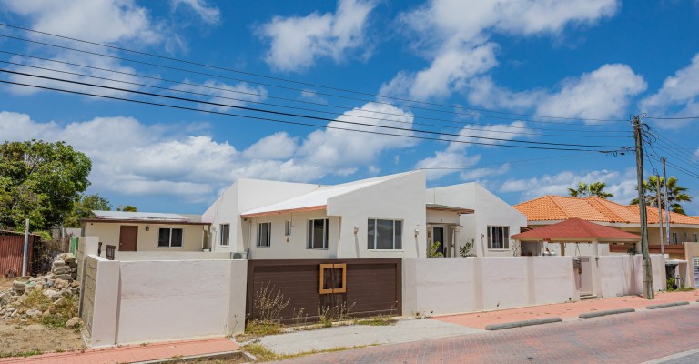 Home with apartment minutes from Eagle Beach