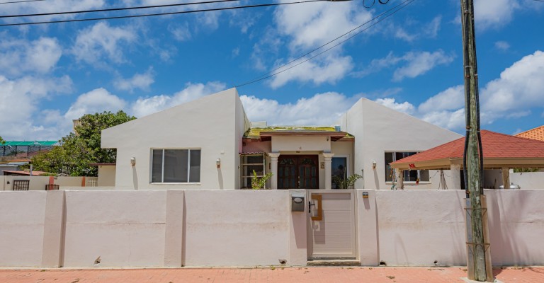 Home with apartment minutes from Eagle Beach