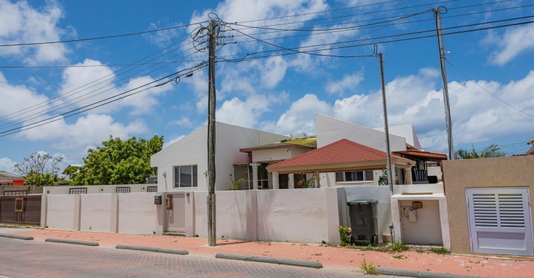 Home with apartment minutes from Eagle Beach