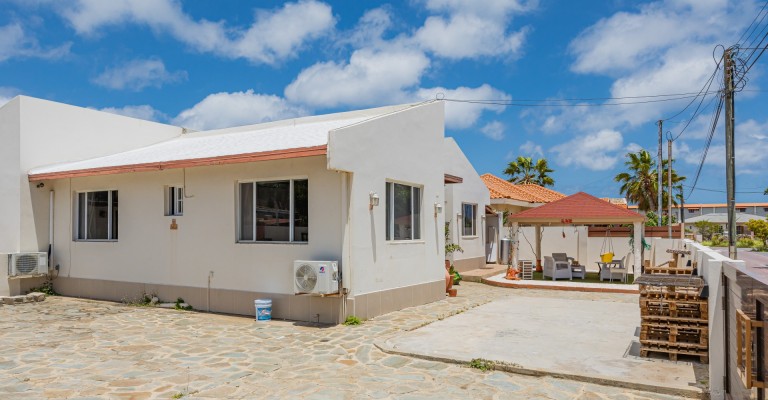 Home with apartment minutes from Eagle Beach