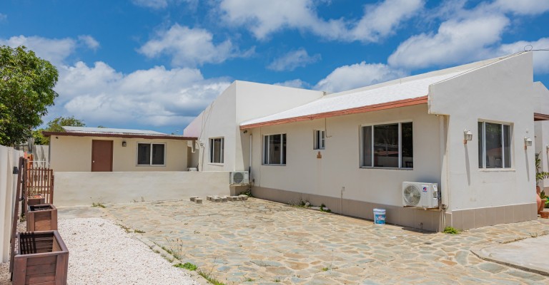 Home with apartment minutes from Eagle Beach