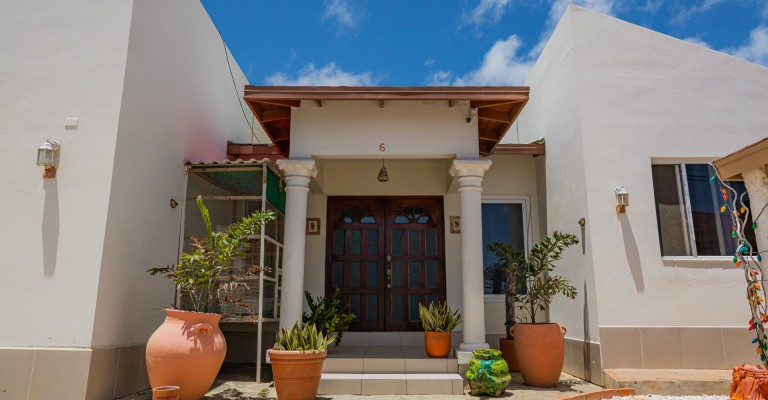 Home with apartment minutes from Eagle Beach