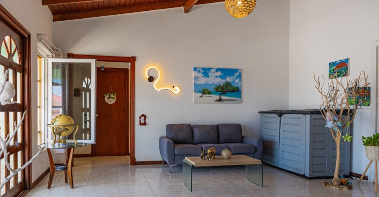 Home with apartment minutes from Eagle Beach