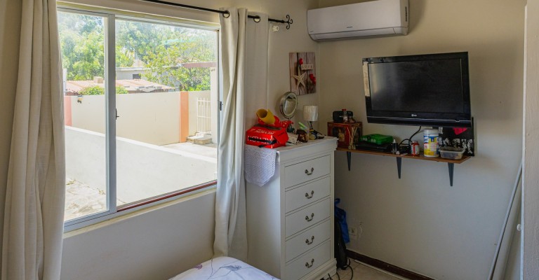 Home with apartment minutes from Eagle Beach