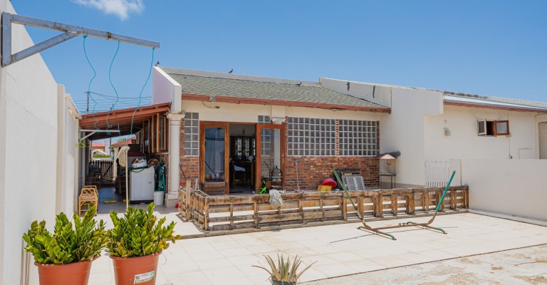 Home with apartment minutes from Eagle Beach