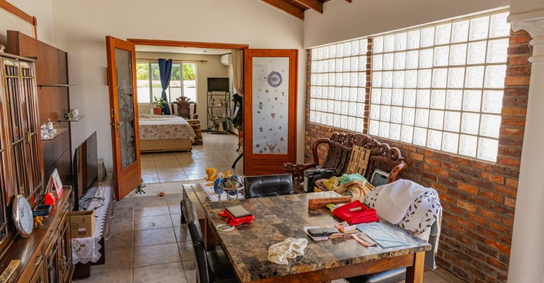 Home with apartment minutes from Eagle Beach