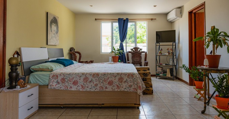 Home with apartment minutes from Eagle Beach