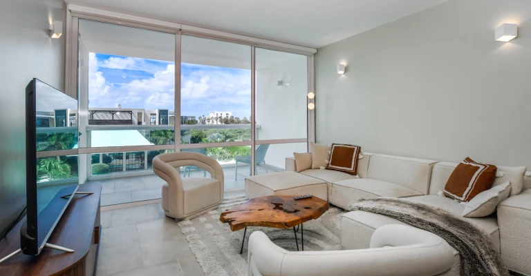 Acqua Condo 221