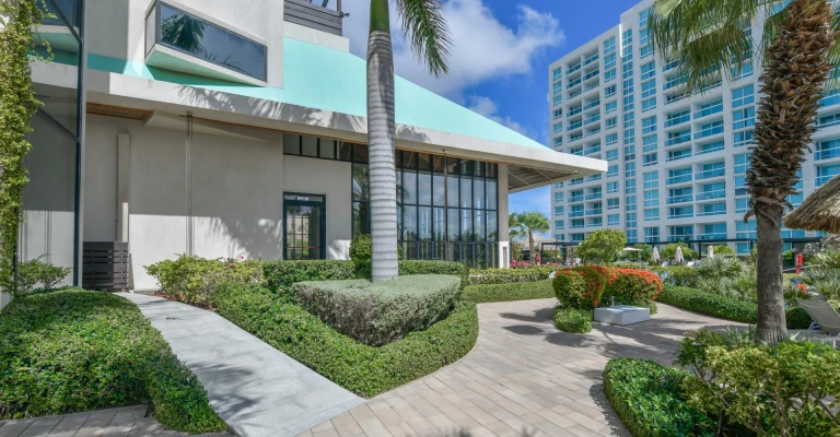 Acqua Condo 221