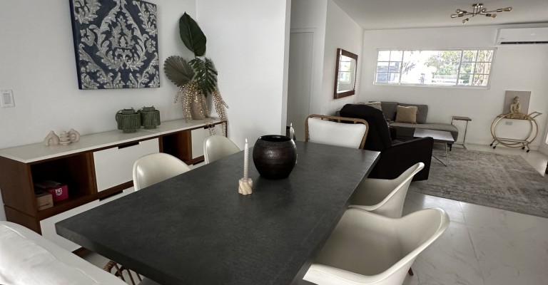 Beautiful 3 bedroom home with apartment